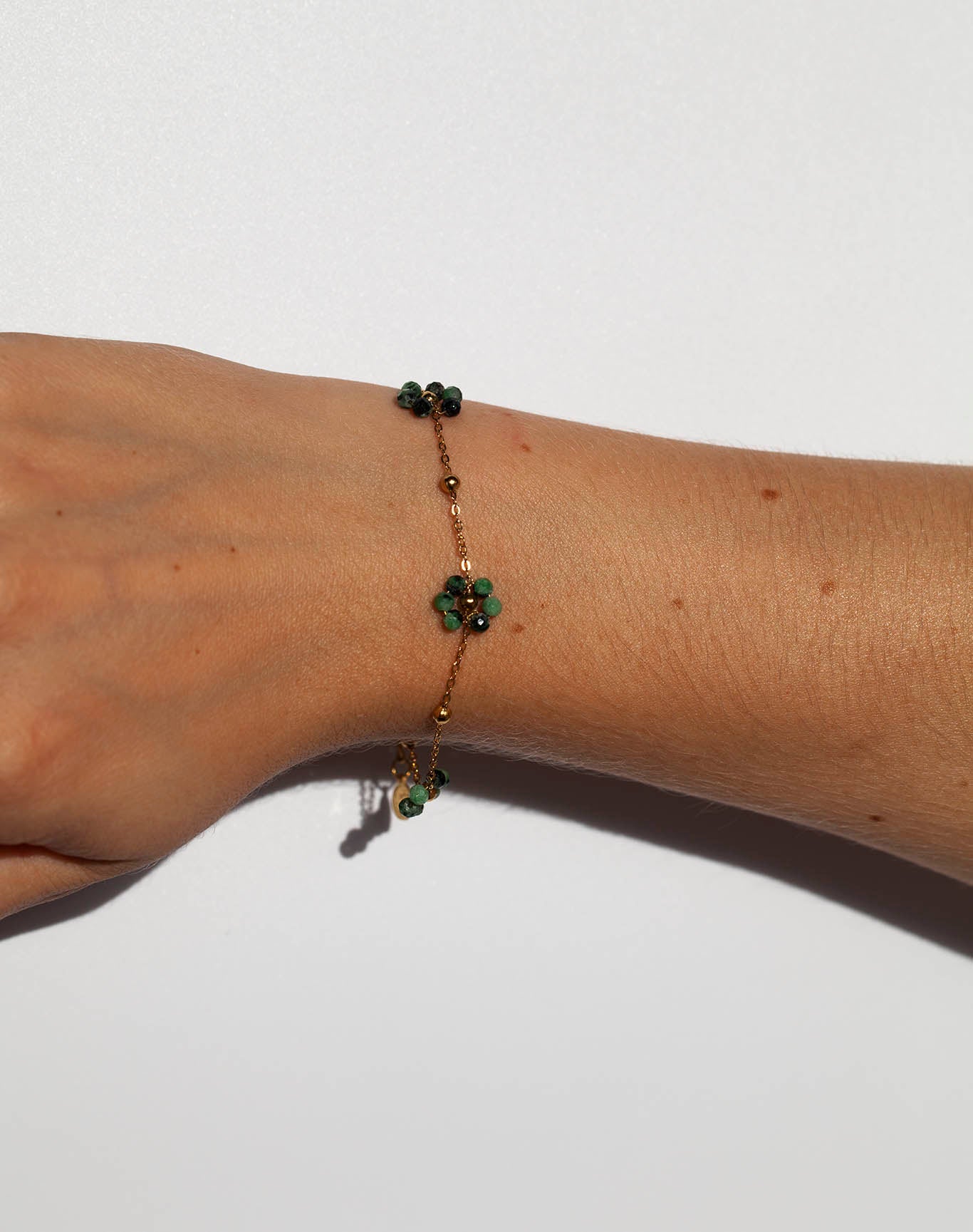 Pulsera de flores con piedras