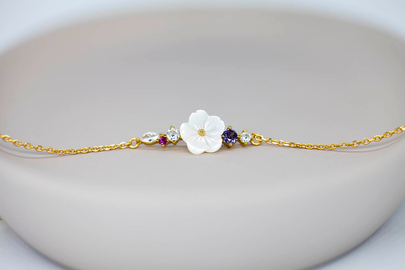 Pulsera flor en nácar y circonitas.